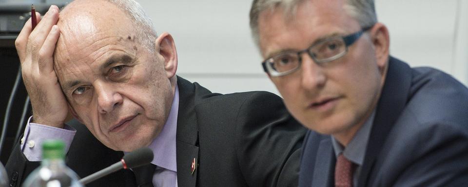 Le chef de la défense Ueli Maurer (à gauche) et le directeur du SRC Markus Seiler. [Peter Schneider]