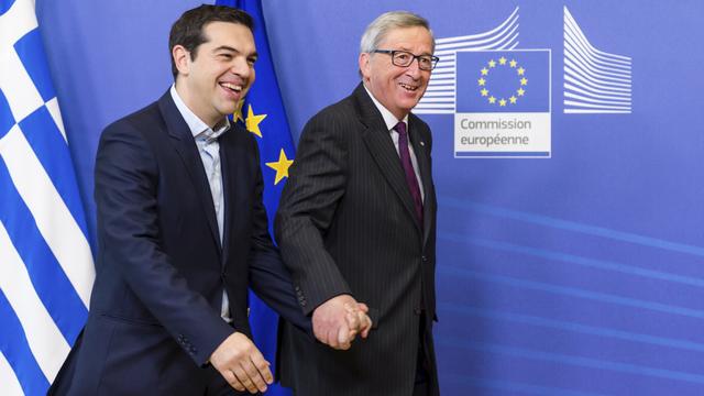 Alexis Tsirpas et Jean-Claude Juncker, main dans la main, ce mercredi 4 février 2015 à Bruxelles. [AP Photo/Geert Vanden Wijngaert]