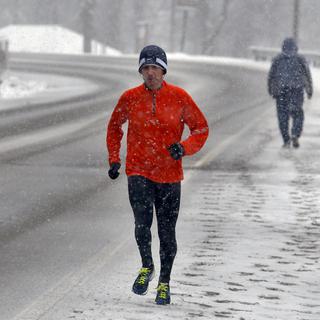Jogger sous la neige. [AP Photo/Keystone - Keith Srakocic]