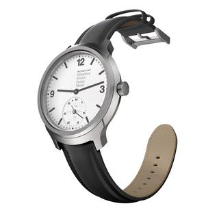 Mondaine dévoile la premier Smart Watch "Swiss made" lors du salon Basel World le 19 mars 2015. [Mondaine]