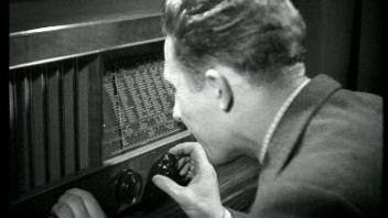 Le poste radio au centre de la vie de la famille dans les années 50. [RTS]