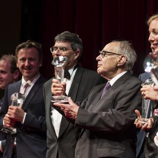 François Gross (au centre) avait reçu en 2014 le prix des médias Suisse pour l'ensemble de sa carrière. [Keystone - Alessandro della Valle]