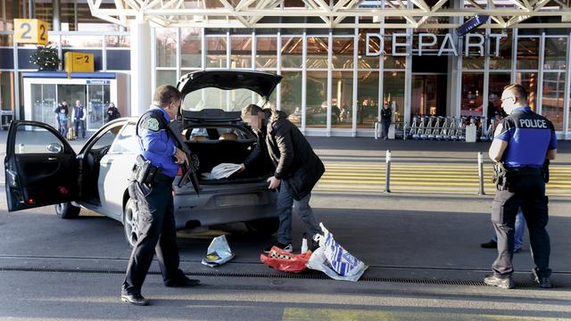 La sécurité a été renforcée aux abords des lieux sensibles, comme ici à l'aéroport de Genève. [Keystone - Salvatore Di Nolfi]