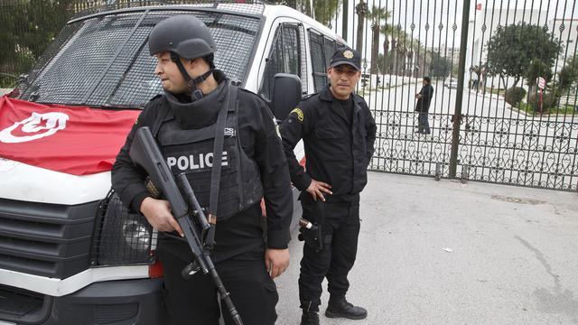 Des officiers de police tunisiens gardent l'entrée du musée Bardo à Tunis, le 21 mars 2015. [Keystone - Michel Euler]