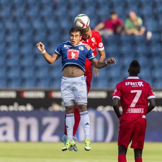 Dario Lezcano et Léo Lacroix lors du match opposant le FC Sion au FC Lucerne, samedi 18 juillet. [Keystone - Nick Soland]