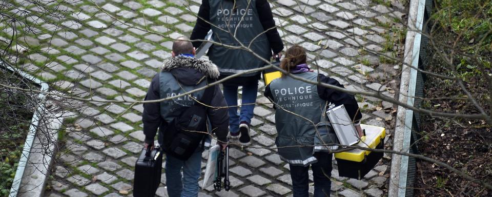 La police scientifique en action après la fusillade qui a touché la rédaction de Charlie Hebdo [AFP Photo - Martin Bureau]