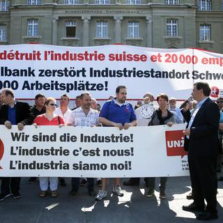 L'action devant la BNS a été menée par une soixantaine de délégués d'Unia, menés par le conseiller national Corrado Pardini. [Peter Klaunzer]