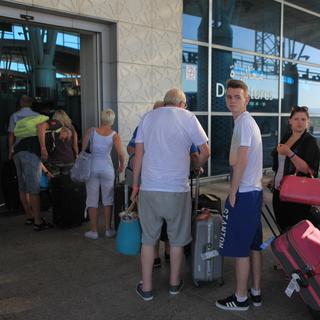 Le rapatriement de touristes étrangers se poursuit en Tunisie. [Anadolu Agency / AFP - Yassine Gaidi]
