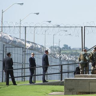 Le service de sécurité de Barack Obama dans l'enceinte de la prison El Reno. [AFP - Saul Loeb]