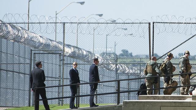 Le service de sécurité de Barack Obama dans l'enceinte de la prison El Reno. [AFP - Saul Loeb]