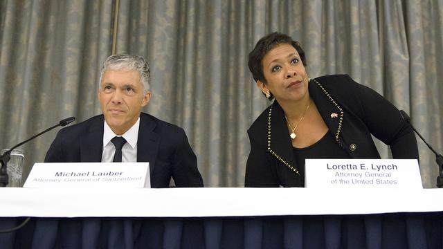 Le procureur général de la Confédération Michael Lauber et la ministre américaine de la Justice Loretta Lynch lors de la conférence de presse à Zurich. [Keystone - Anthony Anex]