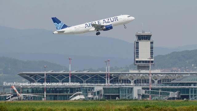 Un avion décolle de l'aéroport de Bâle-Mulhouse le 19 juin 2013. [AFP - Sébastien Bozon]