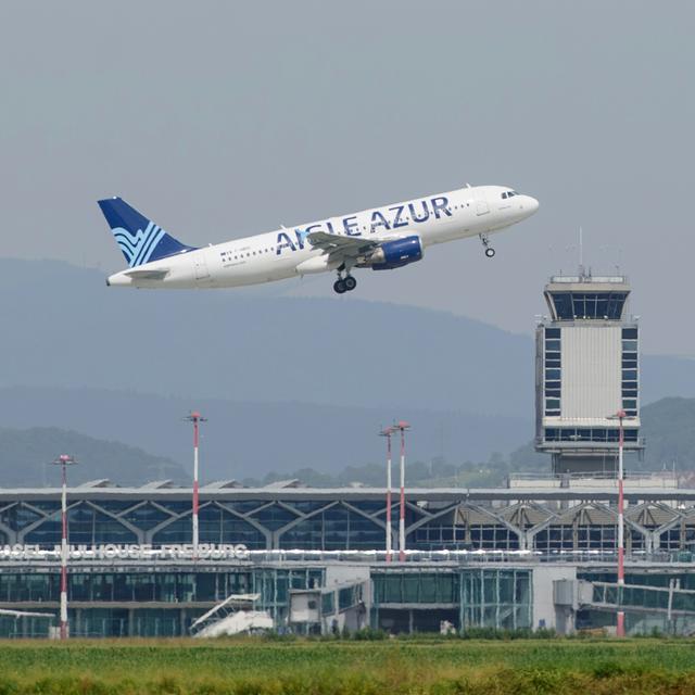 Un avion décolle de l'aéroport de Bâle-Mulhouse le 19 juin 2013. [AFP - Sébastien Bozon]