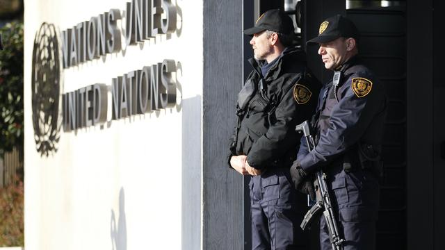 Des policiers de l'ONU en faction devant le siège de l'organisation internationale à Genève. [Pierre Albouy]