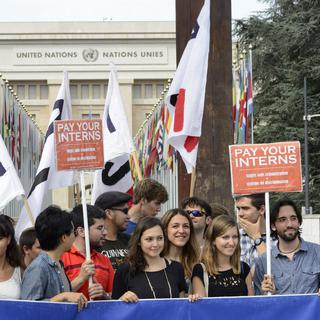 Une cinquantaine de stagiaires et étudiants rassemblés devant l'ONU en juillet 2015 pour protester contre la politique des stages non rémunérés. [Martial Trezzini]