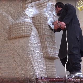 L'organisation Etat islamique a démoli à coups de masse ou de marteau-piqueur des statues et des sculptures.