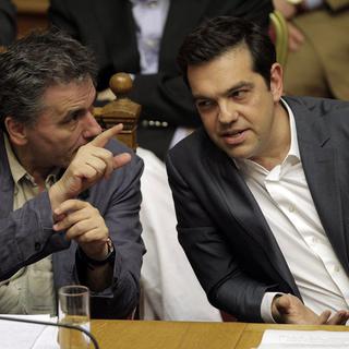 Alexis Tsipras et son ministre des Finances Euclide Tsakalotos lors du vote au parlement grec. [EPA/Keystone - Orestis Panagiotou]