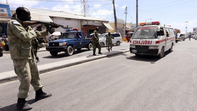 Tension dans les rues de Mogadiscio, ce 18 février 2015. Des membres des forces de l'ordre sont à la recherche de militants du groupe extrémiste Al-Chabaab. [REUTERS/Feisal Omar]