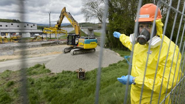 L'évacuation de la terre polluée a commencé samedi et devrait se terminer au plus tard lundi matin. [Laurent Gillieron]