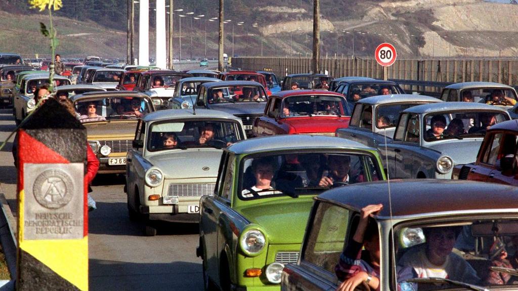 Des Trabant passant de l'Est à l'Ouest le 11.11.1989, symbole de la Réunification allemande. [EPA/Keystone - Kai-Uwe Wärner]