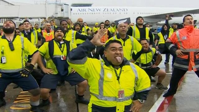 Le personnel de l'aéroport a réservé un accueil "1re classe" à ses joueurs. [afp/TVNZ]