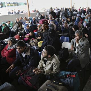 Des milliers palestiniens attendent dans le terminal de Rafah. [AP Photo/Keystone - Adel Hana]