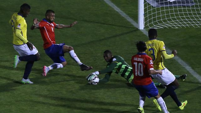 Match engagé et disputé entre Chiliens (en rouge) et Equatoriens. [Luis Hidalgo]