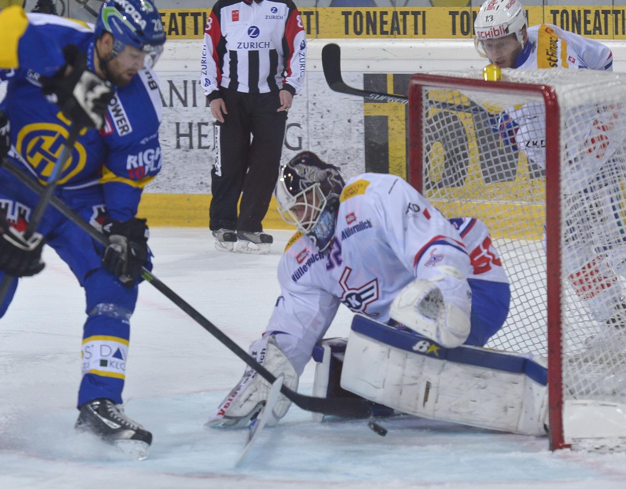 Schwendener (à dr.) a perdu 2-1 contre son club formateur, Davos, dimanche. [EQ images - Dennis Staiger]