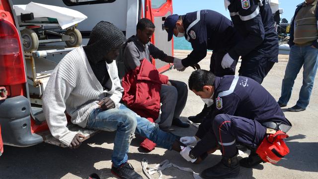 Des soins apportés aux migrants à Zarzis. [Anadolu Agency/AFP - Tasnim Nasri]