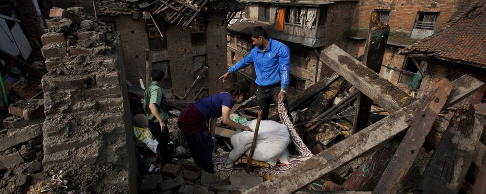 Famille népalaise dont la maison a été détruite à Bhaktapur, près de Katmandou. [AP Photo/Keystone - Niranjan Shrestha]