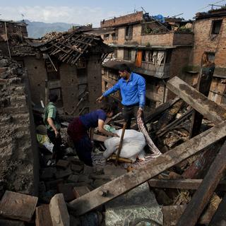 Famille népalaise dont la maison a été détruite à Bhaktapur, près de Katmandou. [AP Photo/Keystone - Niranjan Shrestha]