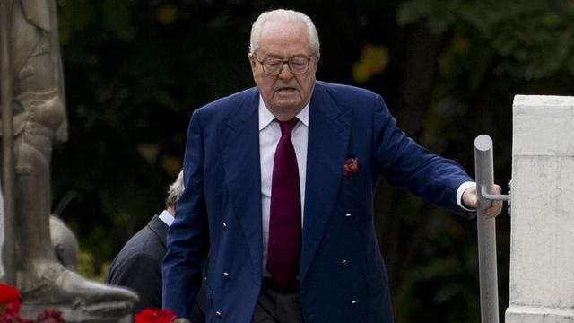 Jean-Marie Le Pen à son arrivée jeudi après-midi au siège du Front National français. [AFP - Kenzo Tribouillard]