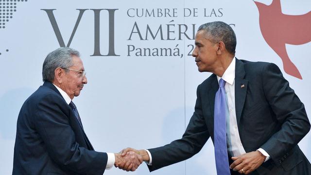 Raul Castro et Barack Obama scellant leur rapprochement. [AFP - Mandel Ngan]