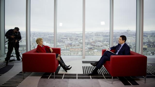 Hélène Carrère d'Encausse avec Darius Rochebin, lors du tournage de Pardonnez-moi. [Anne Kearney]