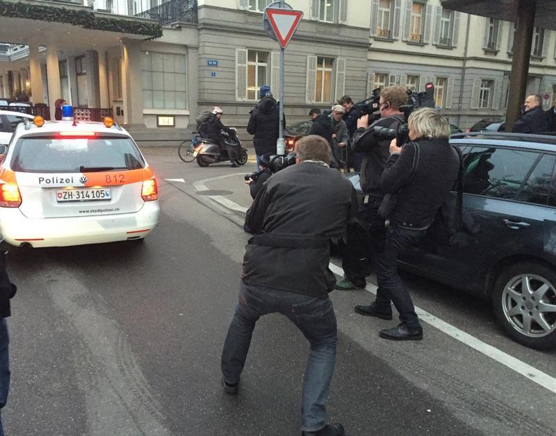 Les journalistes affluent près de l'hôtel Baur au Lac à Zurich, où une nouvelle vague d'arrestations de cadres de la FIFA a eu lieu. [RTS - Noémie Guignard]