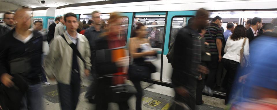 Des voyageurs descendent à l'arrêt de métro Saint-Lazare à Paris. [Benoit Tessier]