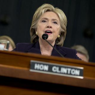 Hillary Clinton, candidate à l'investiture démocrate pour la présidentielle américaine de 2016, témoigne devant une commission spéciale. [Evan Vucci]