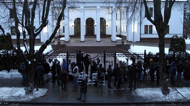 Les médias patientent devant la résidence présidentielle à Minsk. [AFP - Sergei Gapon]