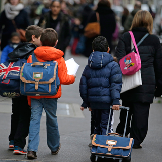 Des élèves sur le chemin de l'école à Paris, lundi matin. [AFP - Kenzo Tribouillard]