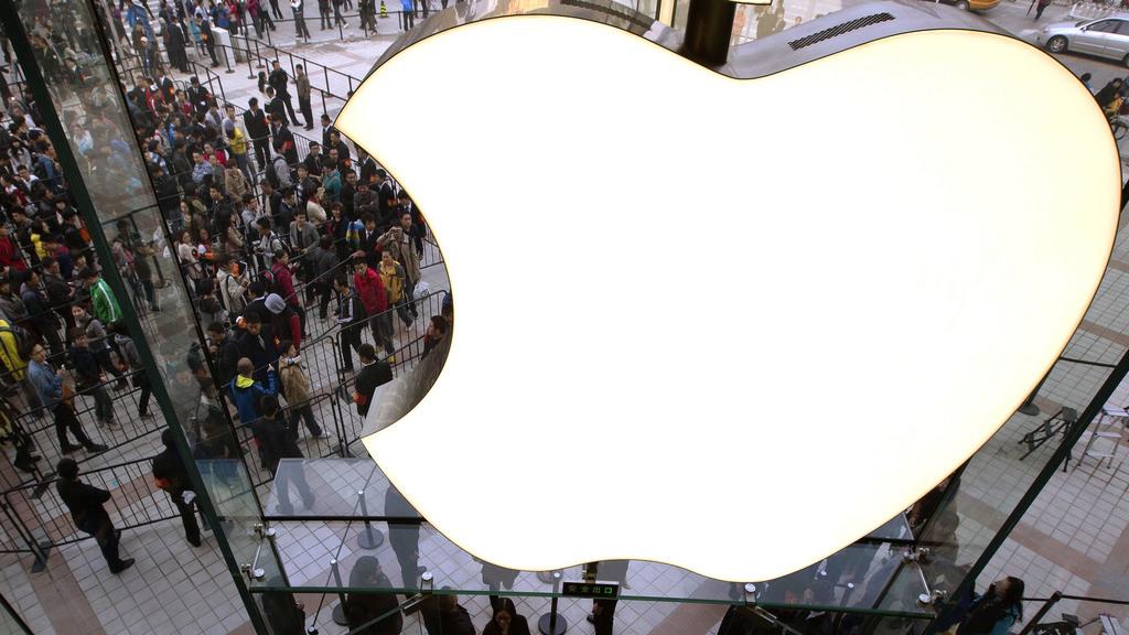 Apple occupe la première place du classement avec près de 596 milliards de dollars de capitalisation. [AP Photo - Andy Wong]