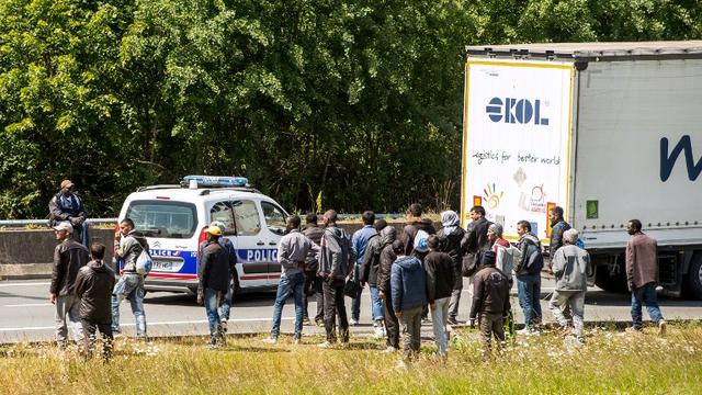 Des migrants sur l'autoroute à Calais. [Philippe Huguen]