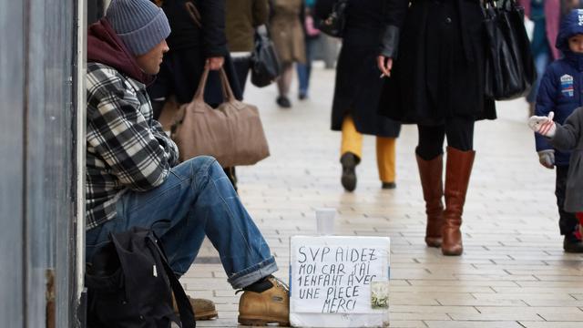 Un sans-abri dans une rue de Tours, le 30 décembre 2014. [Citizenside / AFP - David Le Tellier]