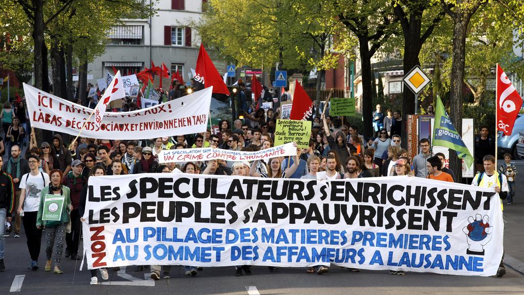 Environ 500 personnes ont défilé mardi à Lausanne pour dénoncer la spéculation sur les matières premières. [Keystone - Salvatore Di Nolfi]