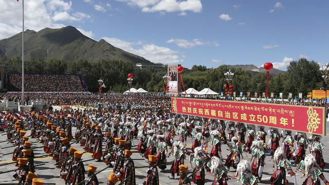 Quelque 27 formations ont défilé au pied du palais Potala à Lhassa. [Xinhua via AP - Pang Xinglei]