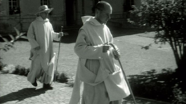 Moines du couvent de la Valsainte partant en promenade, 1964. [RTS]