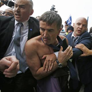 Xavier Broseta, DRH d'Air France évacué par les services de sécurité le 5 octobre 2015. [Reuters - Jacky Naegelen]