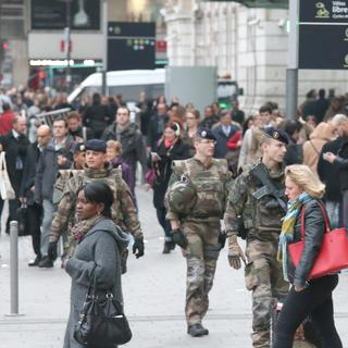 L'enquête se poursuit en France, où des patrouilles militaires sont déployées. [AFP - The Yomiuri Shimbun]
