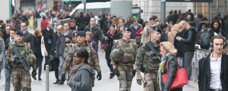 L'enquête se poursuit en France, où des patrouilles militaires sont déployées. [AFP - The Yomiuri Shimbun]