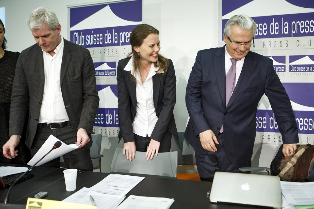 Kristinn Hrafnsson, Sarah Harrison et l'ancien juge espagnol Baltasar Garzon lors d'une conférence au Club suisse de la presse lundi à Genève. [Keystone - Salvatore Di Nolfi]