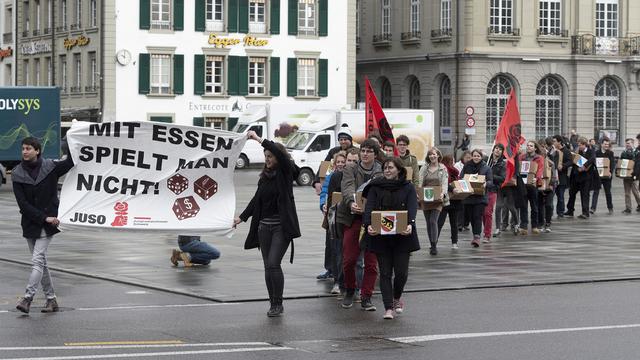 La Jeunesse socialiste suisse a déposé les 140'000 signatures à Berne en mars 2014. [Lukas Lehmann]